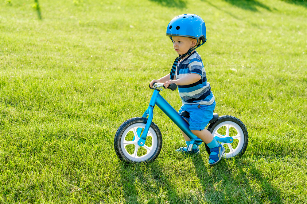 Dziecko na rowerku biegowym